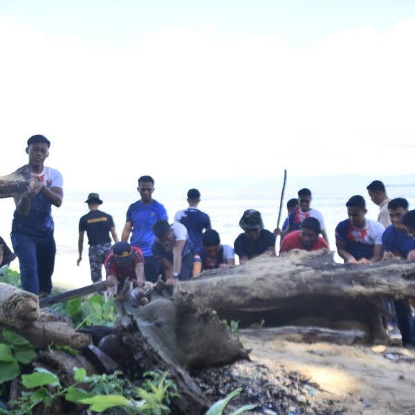 Pantai Eks Lokasi Sail Indonesia Dipenuhi Sampah, Satgas Trisila-25 Gelar Karya Bakti Bersama Masyarakat