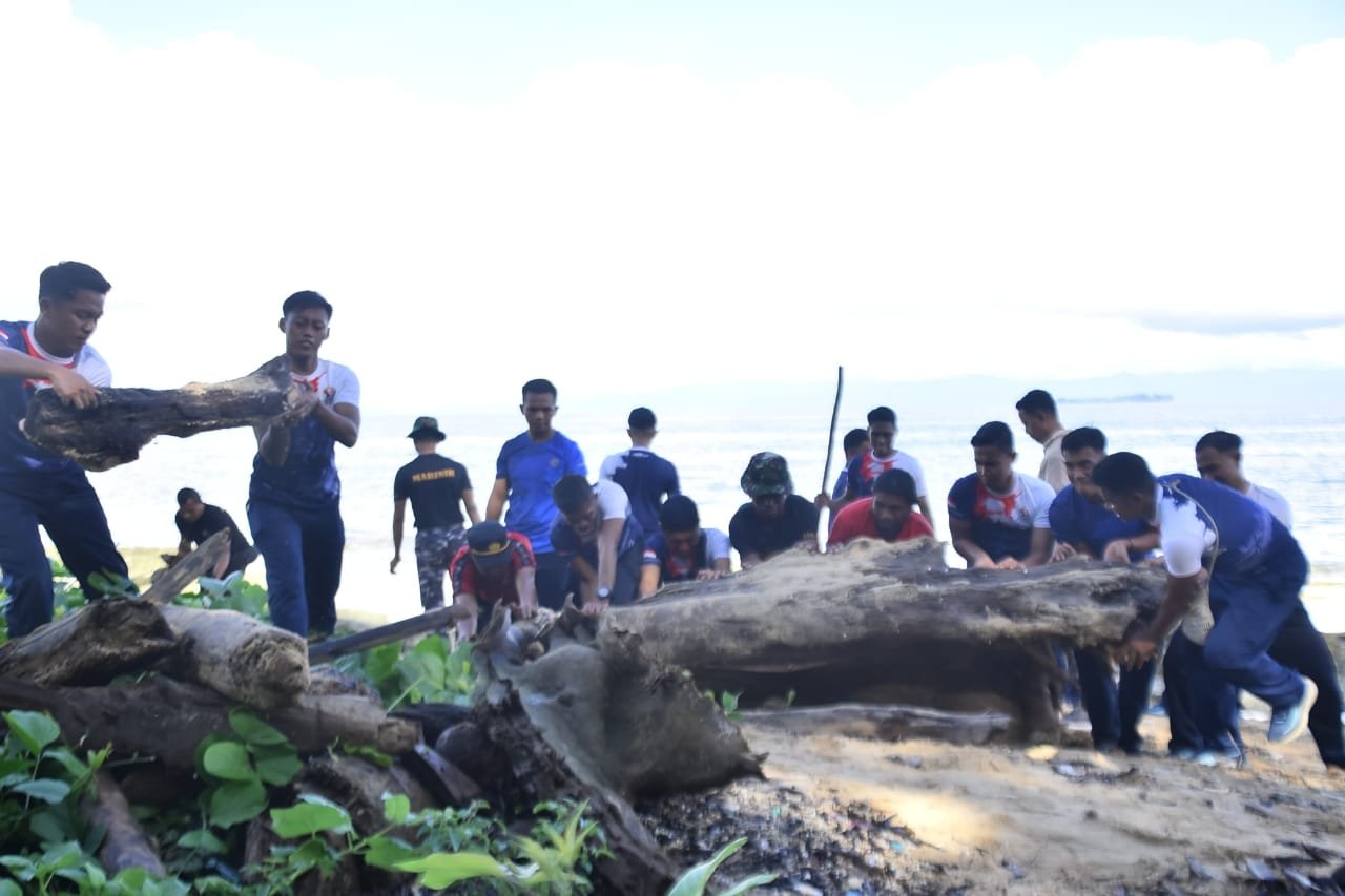 Pantai Eks Lokasi Sail Indonesia Dipenuhi Sampah, Satgas Trisila-25 Gelar Karya Bakti Bersama Masyarakat