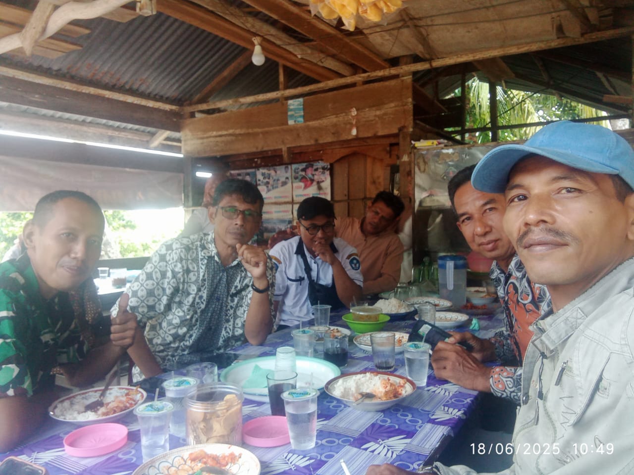Menjelang Masa Pindah Tugas di Tempat Yang Baru, Inilah Bukti Kebersamaan Serda Junaidi Sebagai Babinsa Resang Bersama Warga Masyarakat Binaannya