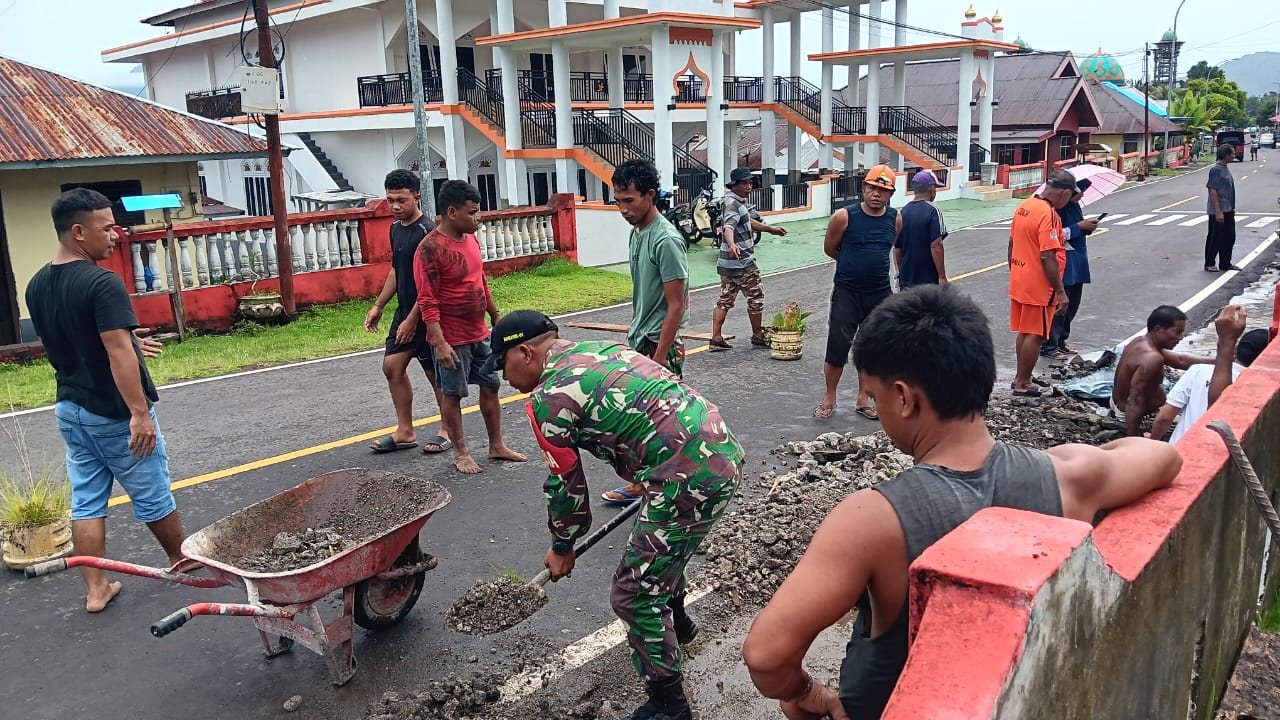 Aksi Nyata Babinsa di Tengah Bencana, Ajak Warga Bersihkan Selokan dan Perbaiki Makam