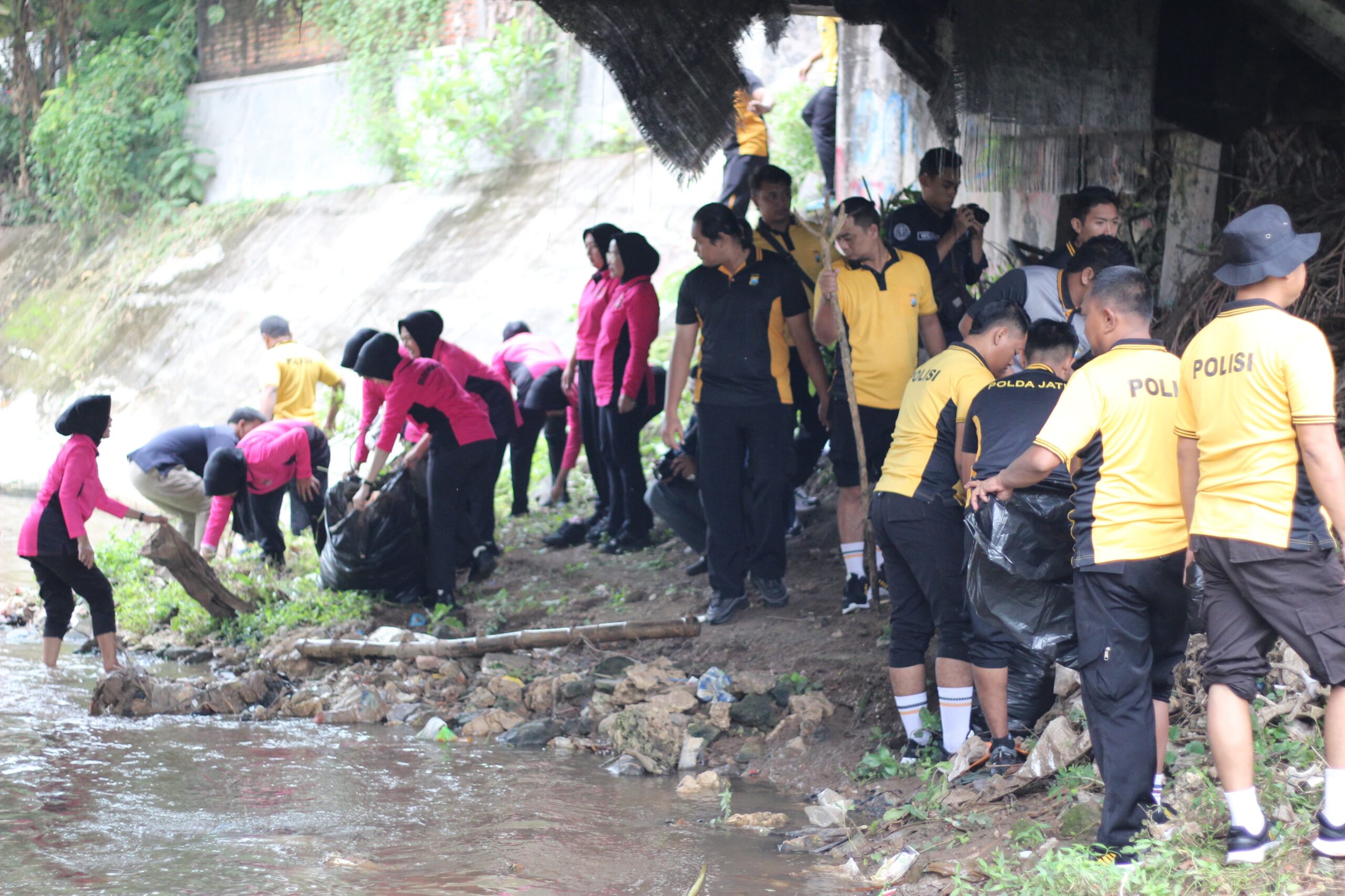 Semangat HUT Bhayangkara: Polres Tuban Ajak Masyarakat Peduli Kebersihan Sungai