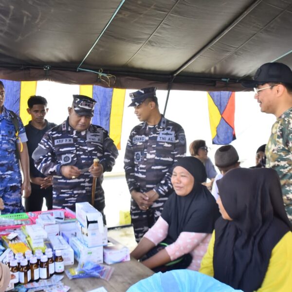 Satgas Trisila-25 TNI AL Bersama Pemda Morotai Gelar Bakti Kesehatan Gratis Di Atas KRI Teluk Wondama-527