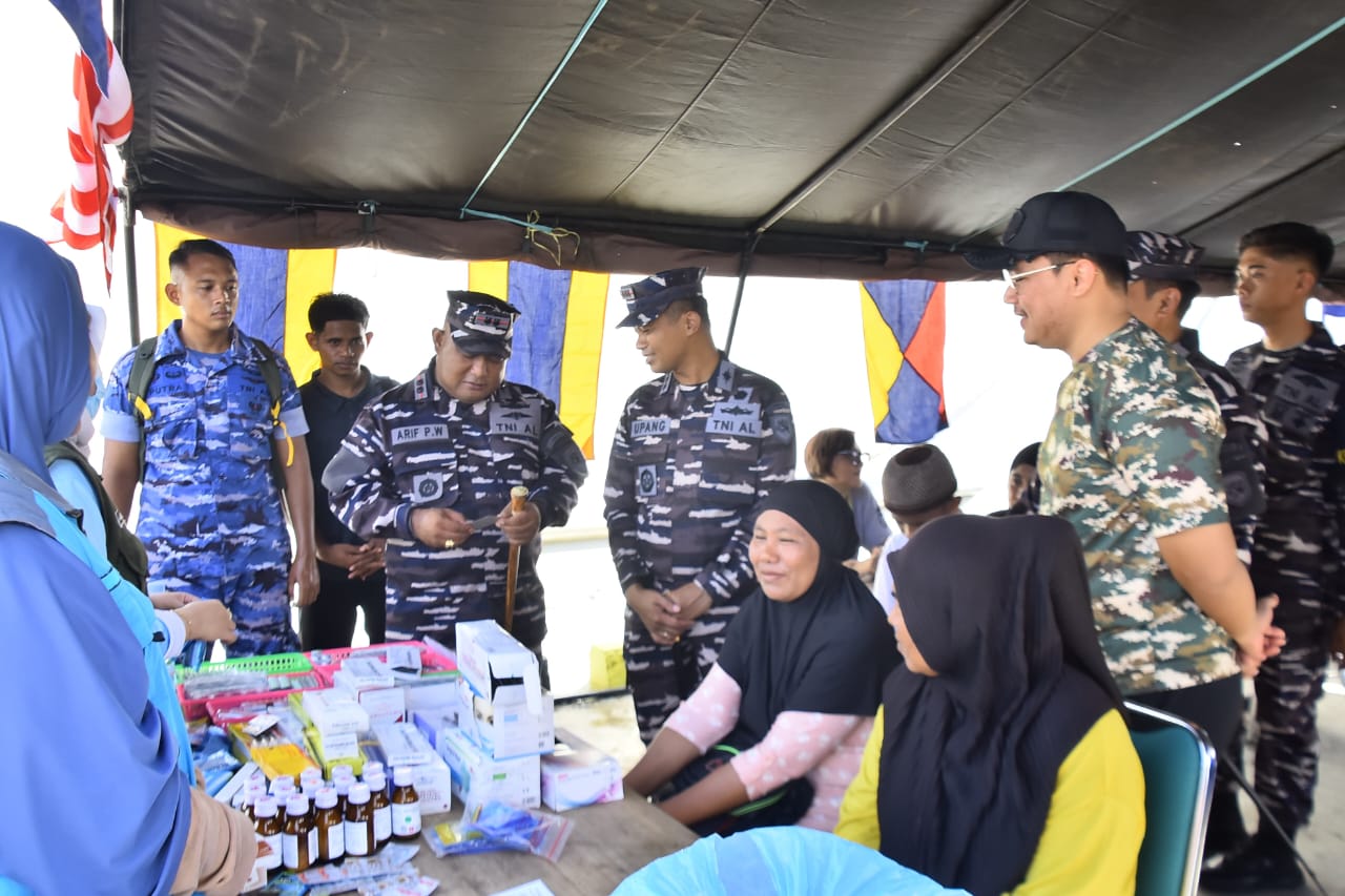 Satgas Trisila-25 TNI AL Bersama Pemda Morotai Gelar Bakti Kesehatan Gratis Di Atas KRI Teluk Wondama-527