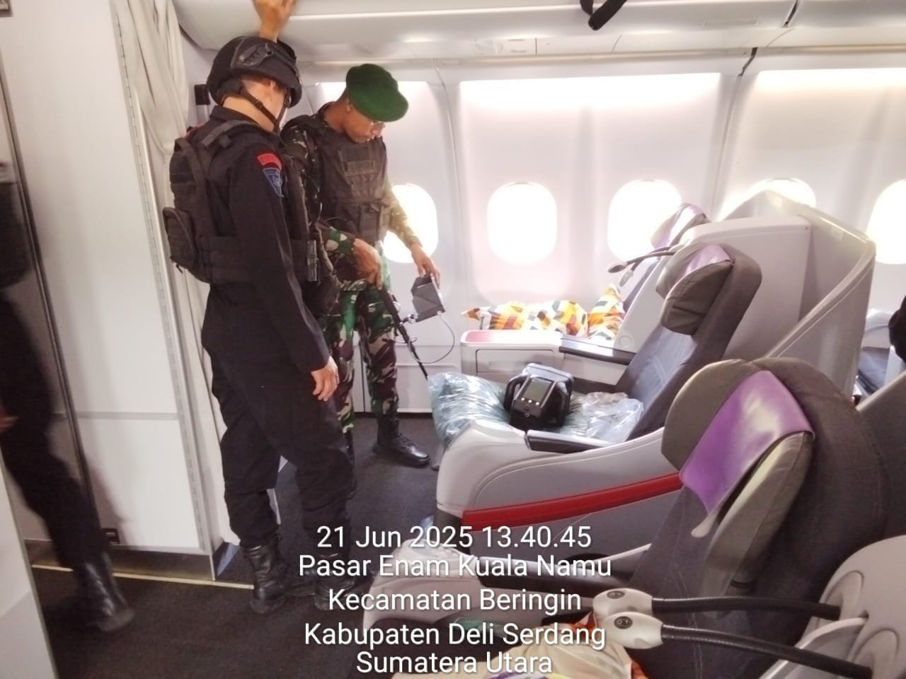 TNI Pastikan Keamanan Ancaman Bom di Saudia Arabia Airlines SV5688, Pesawat Kembali Lanjutkan Penerbangan Menuju Surabaya Dengan Aman TNI Pastikan Keamanan Ancaman Bom di Saudia Arabia Airlines SV5688, Pesawat Kembali Lanjutkan Penerbangan Menuju Surabaya Dengan Aman