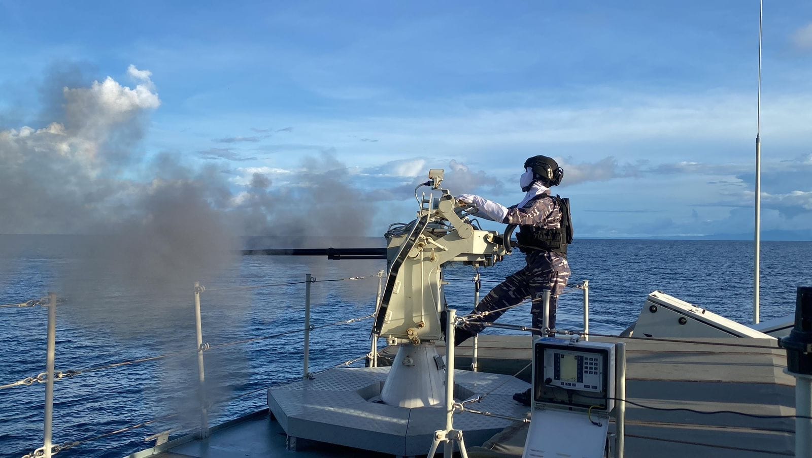 Tajamkan Naluri Tempur, KRI Kapak-625 Laksanakan Latihan Penembakan Meriam di Laut Maluku