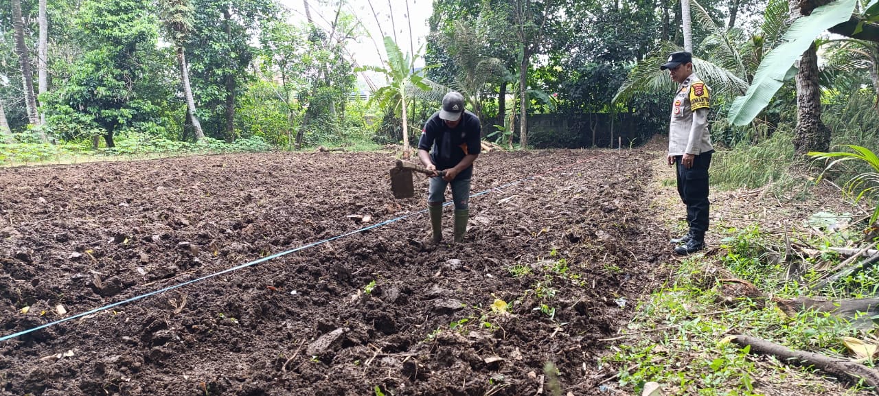 Bhabinkamtibmas Desa Pasir Jaya Sambangi Warga Dukung Program Ketahanan Pangan Lestari