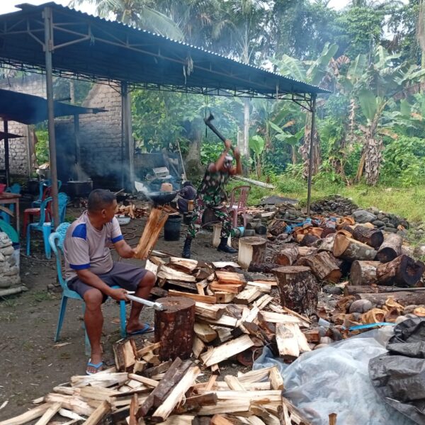 Wujud Kepedulian, Babinsa Koramil 1505-04 Oba Bantu Warga Belah Kayu Bakar