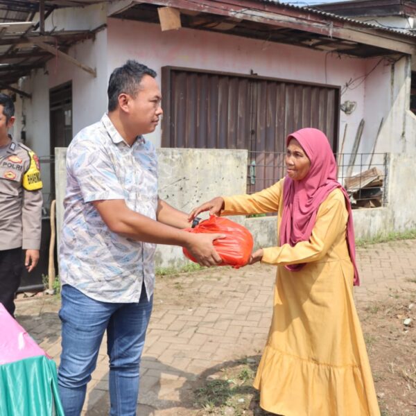 Polresta Tangerang Bagikan Sembako kepada Warga Sodong dalam Rangka Hari Bhayangkara ke-79