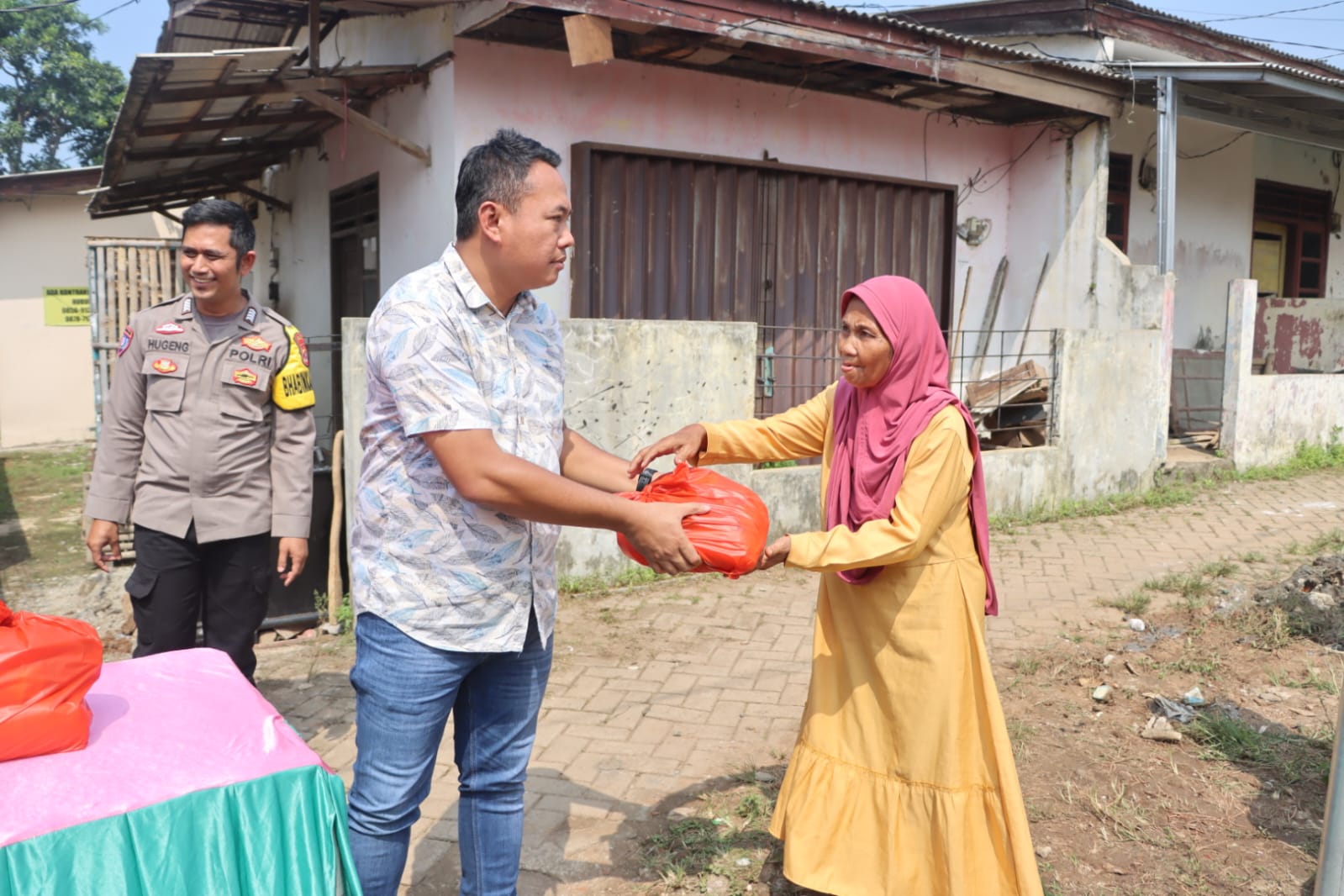 Polresta Tangerang Bagikan Sembako kepada Warga Sodong dalam Rangka Hari Bhayangkara ke-79
