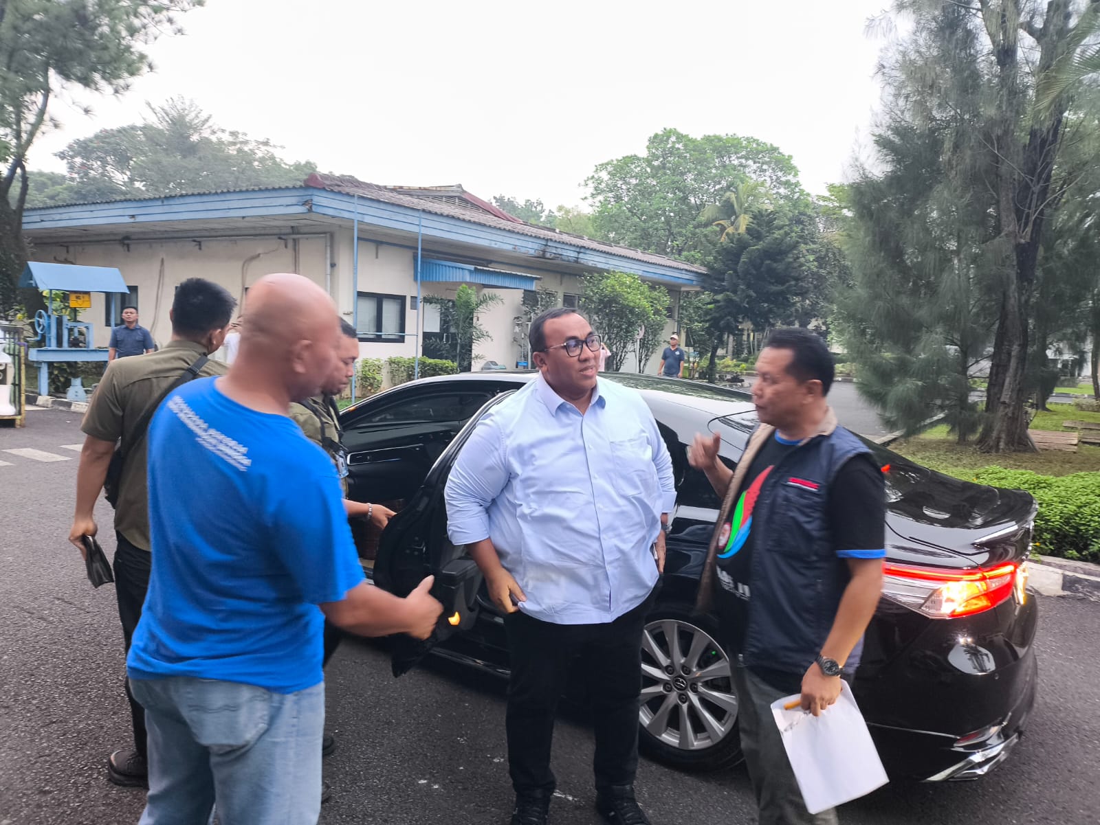 Stafsus Kapolri Tinjau Lokasi Donor Darah HUT Bhayangkara ke-79 di PT. Surya Toto Cikupa