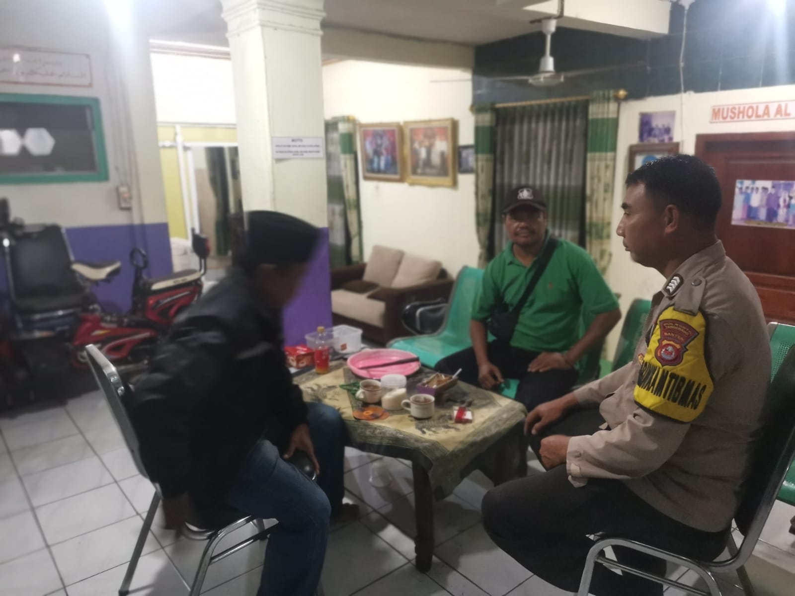 Bhabinkamtibmas Kelurahan Sukamulya Lakukan Sambang, Sampaikan Pesan Kamtibmas kepada Ketua RW