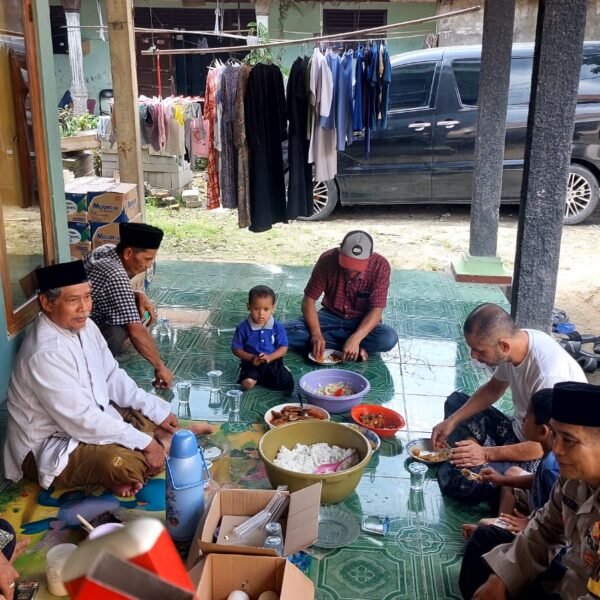 Bhabinkamtibmas Desa Sukadamai Takziah ke Rumah Duka Warga, Jalin Silaturahmi dan Sampaikan Pesan Kamtibmas
