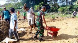Bersama Warga Tlumbung, Babinsa Sumberrejo Bojonegoro Bersih-Bersih Area Makam
