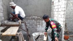 TNI Peduli, Babinsa Bantu Plester Dinding Rumah Warga