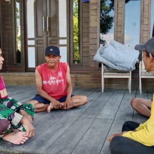 Melalui Komsos Babinsa Himbau Warga Jaga Kebersihan Lingkungan Melalui Komsos Babinsa Himbau Warga Jaga Kebersihan Lingkungan