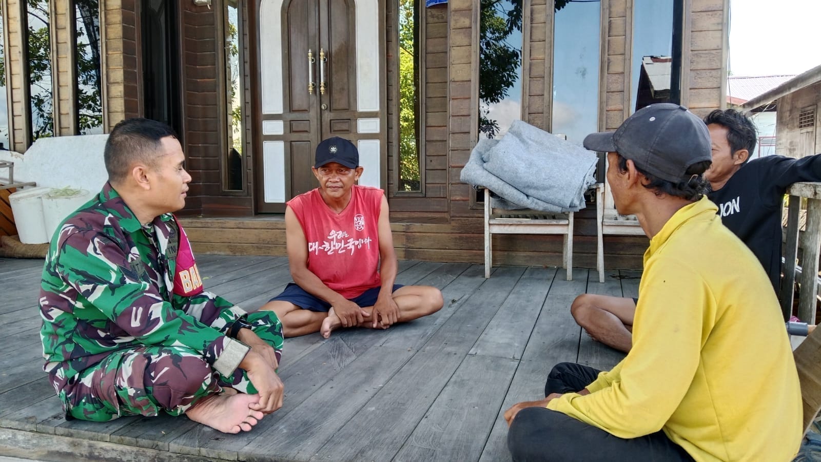 Melalui Komsos Babinsa Himbau Warga Jaga Kebersihan Lingkungan Melalui Komsos Babinsa Himbau Warga Jaga Kebersihan Lingkungan