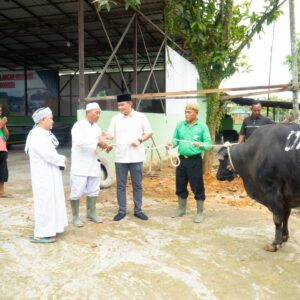 Rayakan Idul Adha 1446 H, Kodim 0906/Kkr Berbagi Daging Kurban kepada Masyarakat Sekitar Rayakan Idul Adha 1446 H, Kodim 0906/Kkr Berbagi Daging Kurban kepada Masyarakat Sekitar