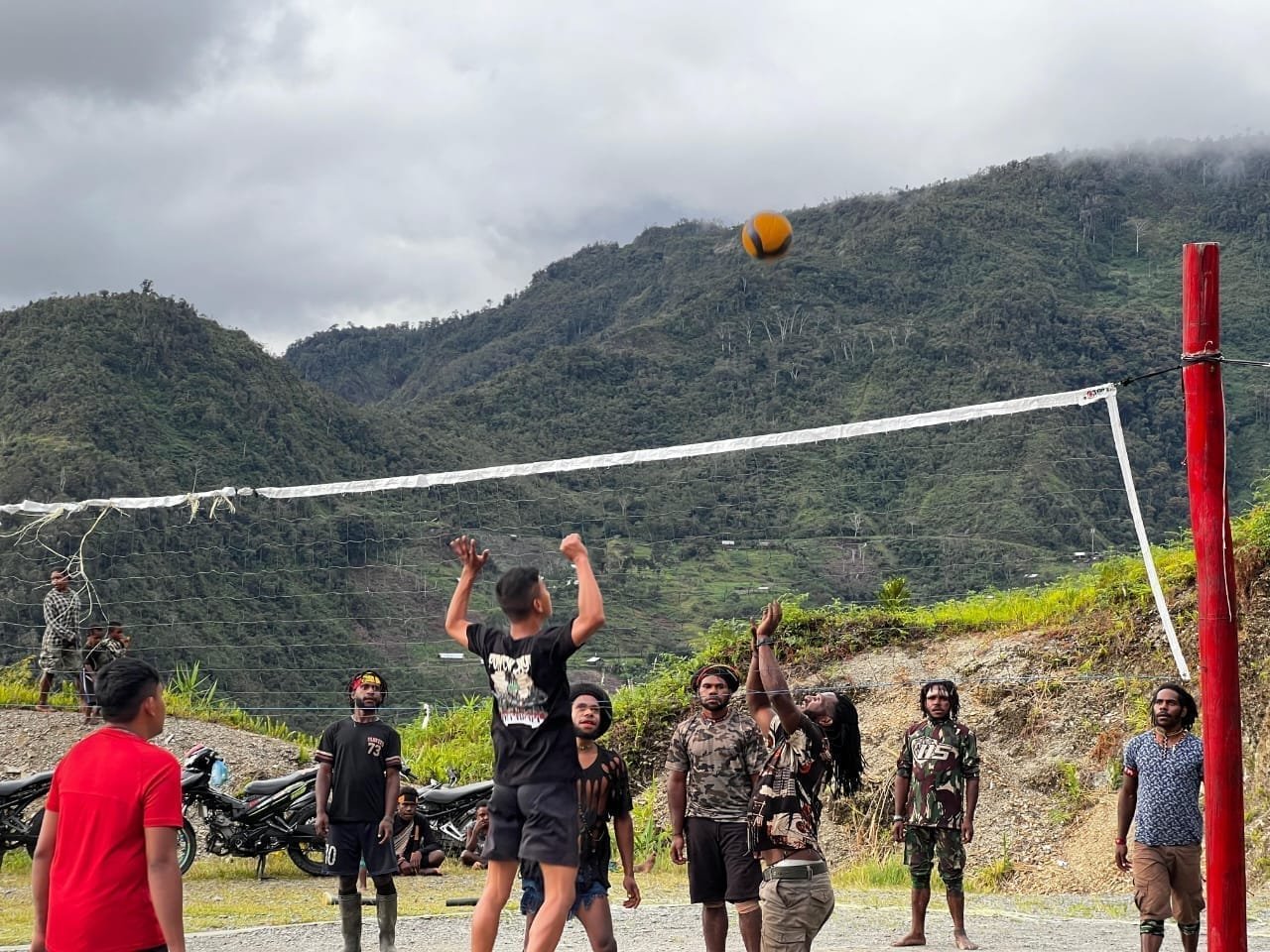 Sabtu Sehat, Satgas Yonif 715/Mtl Olahraga Bersama Masyarakat Binaan