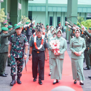 Unik dan Menarik, Tradisi Sangkur Pora Iringi Acara Pelepasan Prajurit Kodim 0906/Kkr Unik dan Menarik, Tradisi Sangkur Pora Iringi Acara Pelepasan Prajurit Kodim 0906/Kkr
