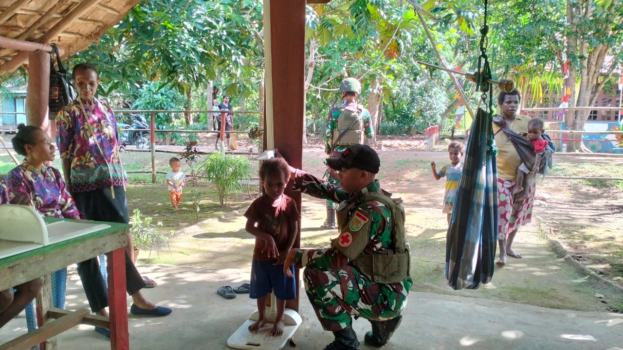 Satgas Yonif 312/KH Hadirkan Senyum Sehat di Kampung Perbatasan Yanggandur