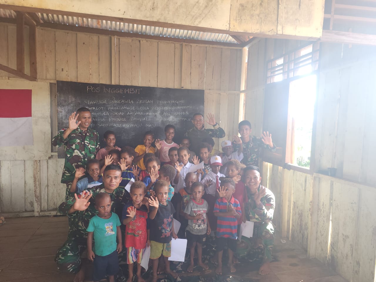 Sekolah Rusak Tak Jadi Halangan, Satgas Yonif 126/KC Pos Inggembit Ajar Anak-Anak Calistung di Perbatasan Papua