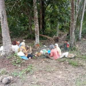 Manfaatkan Waktu Istirahat untuk Bersenda Gurau, Babinsa dan Petani Saling Eratkan Tali Silaturahmi Manfaatkan Waktu Istirahat untuk Bersenda Gurau, Babinsa dan Petani Saling Eratkan Tali Silaturahmi
