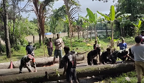 Karya Bakti TNI AD Pos Ramil1714-07/Fawi Bergotong Royong Bersama Masyarakat Guna Mewujudkan Kebersamaan dan Rasa Kepedulian