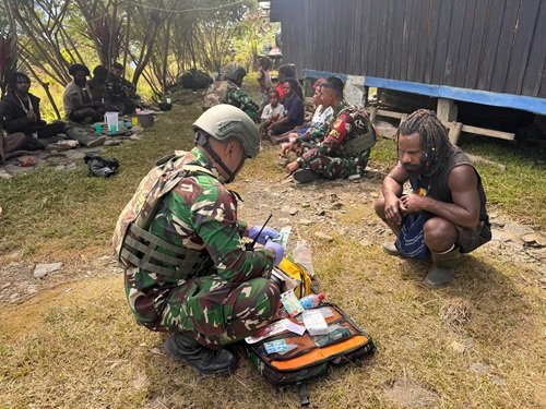 Rajut Kasih Melalui Pelayanan Kesehatan, Satgas Yonif 715/Mtl Terus Menebar Cinta Kepada Masyarakat Puncak Jaya
