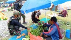 Gairahkan Ekonomi Lokal, Satgas Yonif 715/Mtl Borong Hasil Tani