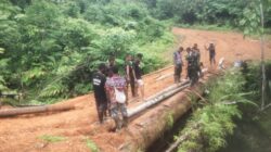 Satgas Yonif 126/KC Bersama Warga Gotong Royong Perbaiki Jembatan Menuju Kampung Wametkapa