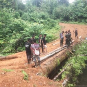 Satgas Yonif 126/KC Bersama Warga Gotong Royong Perbaiki Jembatan Menuju Kampung Wametkapa
