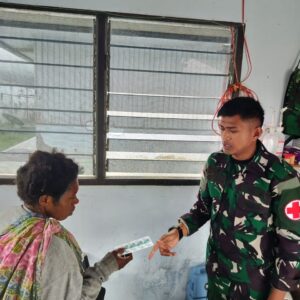 Satgas Yonif 715/Mtl Hadirkan Senyum Melalui Pelayanan Kesehatan