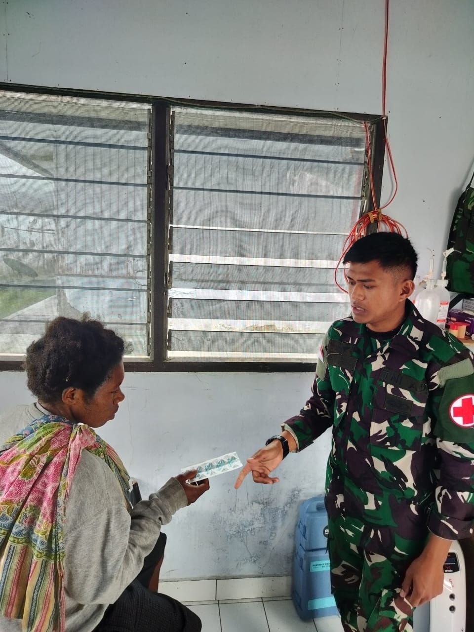 Satgas Yonif 715/Mtl Hadirkan Senyum Melalui Pelayanan Kesehatan