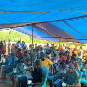 Satgas Yonif 126/Kala Cakti Pos Kombut Berbagi Sembako dan Hangatkan Suasana Lewat Makan Bakso Bersama Warga