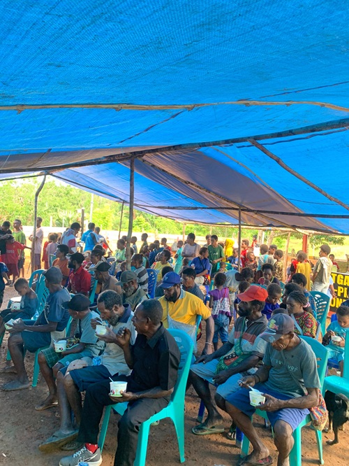 Satgas Yonif 126/Kala Cakti Pos Kombut Berbagi Sembako dan Hangatkan Suasana Lewat Makan Bakso Bersama Warga