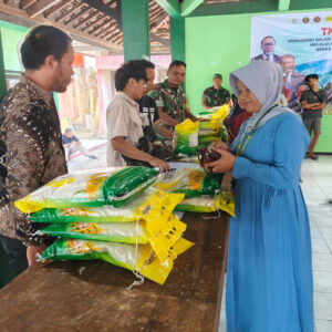 Sinergi TNI Dan Bulog, Kodim 0808 Bersama Warga Srengat ikuti Vidcon Dan Penjualan Beras SPHP Sinergi TNI Dan Bulog, Kodim 0808 Bersama Warga Srengat ikuti Vidcon Dan Penjualan Beras SPHP