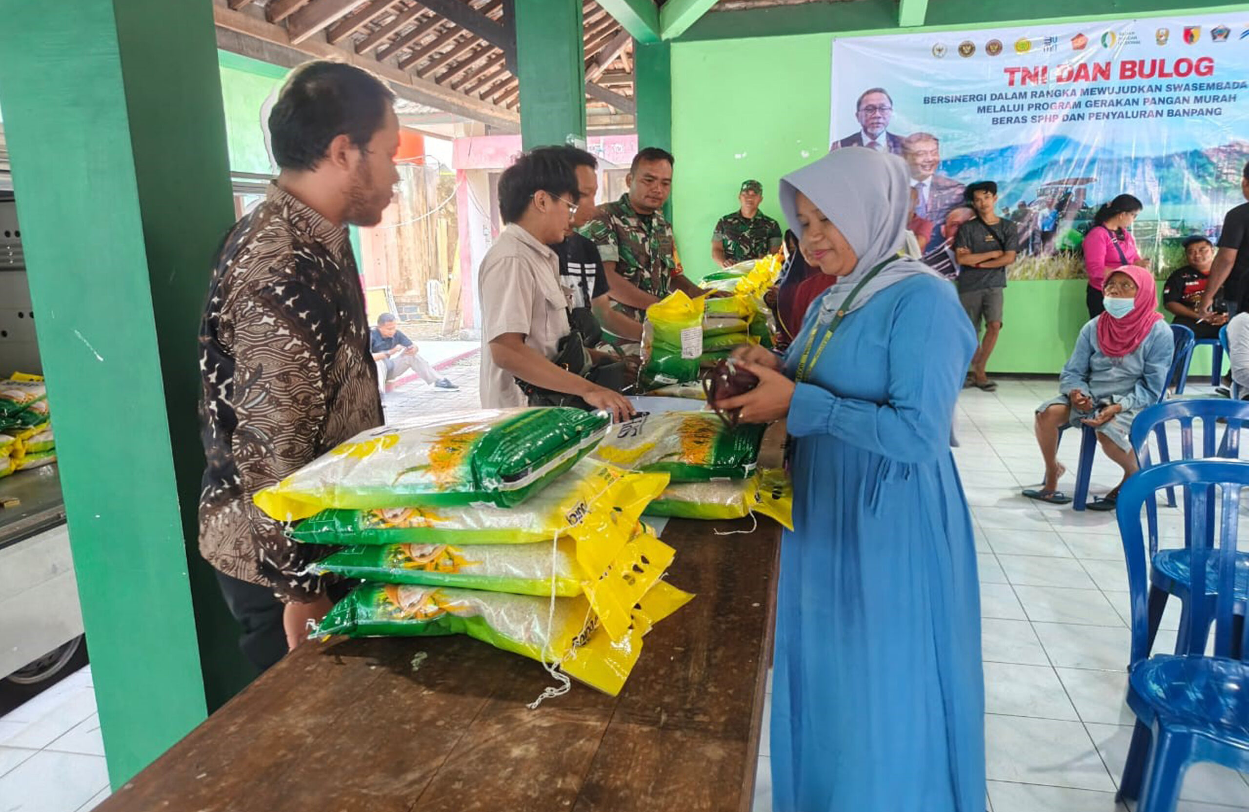 Sinergi TNI Dan Bulog, Kodim 0808 Bersama Warga Srengat ikuti Vidcon Dan Penjualan Beras SPHP