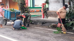 Babinsa Kepanjenlor Bersama Warga Gelar Kerja Bakti Jumat Bersih di Kampung Meduran