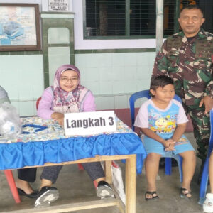 Babinsa Sukorejo Bersama Kader Posyandu dan Puskesmas Gelar Pemeriksaan Kesehatan Menyeluruh di Posyandu ILP 06