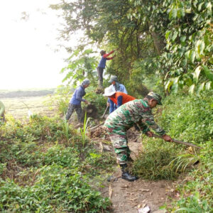 Babinsa Desa Salam Dan Poktan Rukun Makmur Gelar Kerja Bakti Bersihkan Akses Jalan Persawahan Di Dusun Centong Babinsa Desa Salam Dan Poktan Rukun Makmur Gelar Kerja Bakti Bersihkan Akses Jalan Persawahan Di Dusun Centong