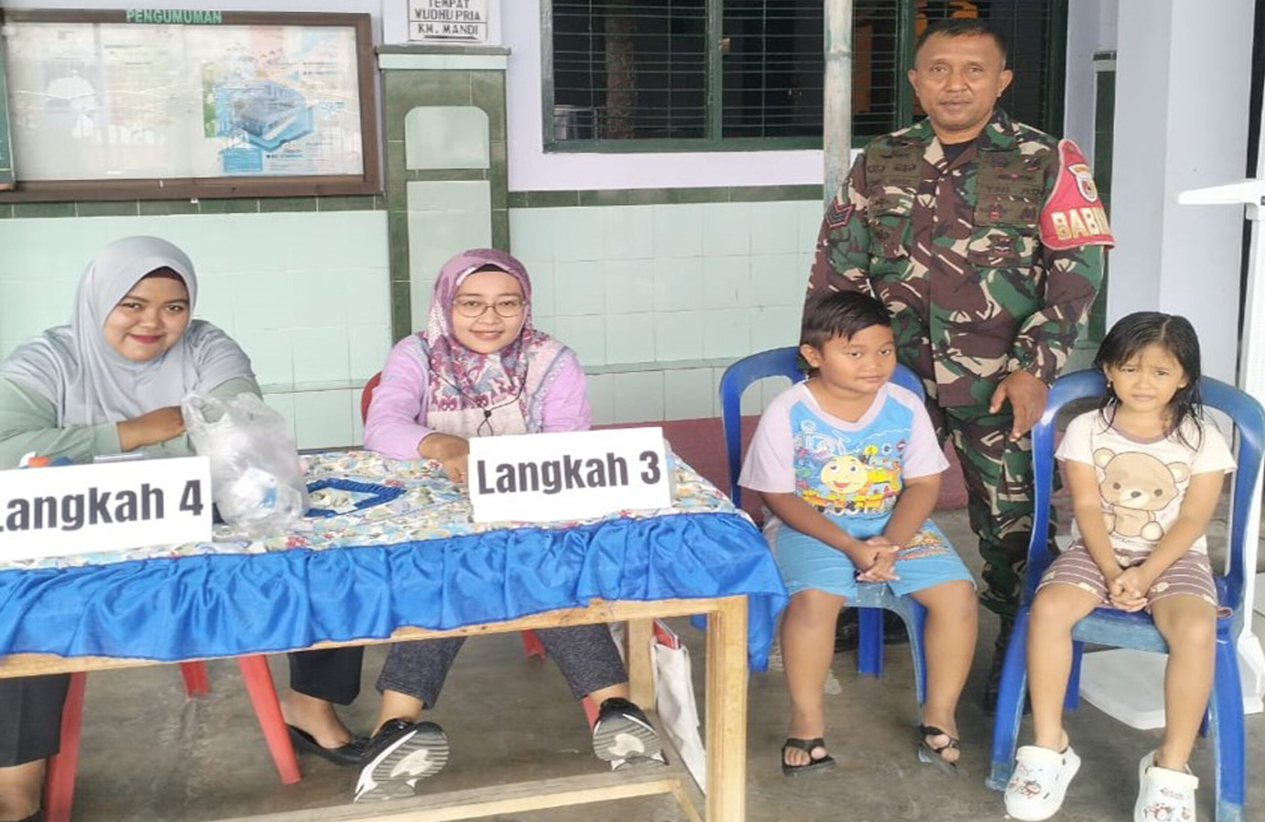 Babinsa Sukorejo Bersama Kader Posyandu dan Puskesmas Gelar Pemeriksaan Kesehatan Menyeluruh di Posyandu ILP 06