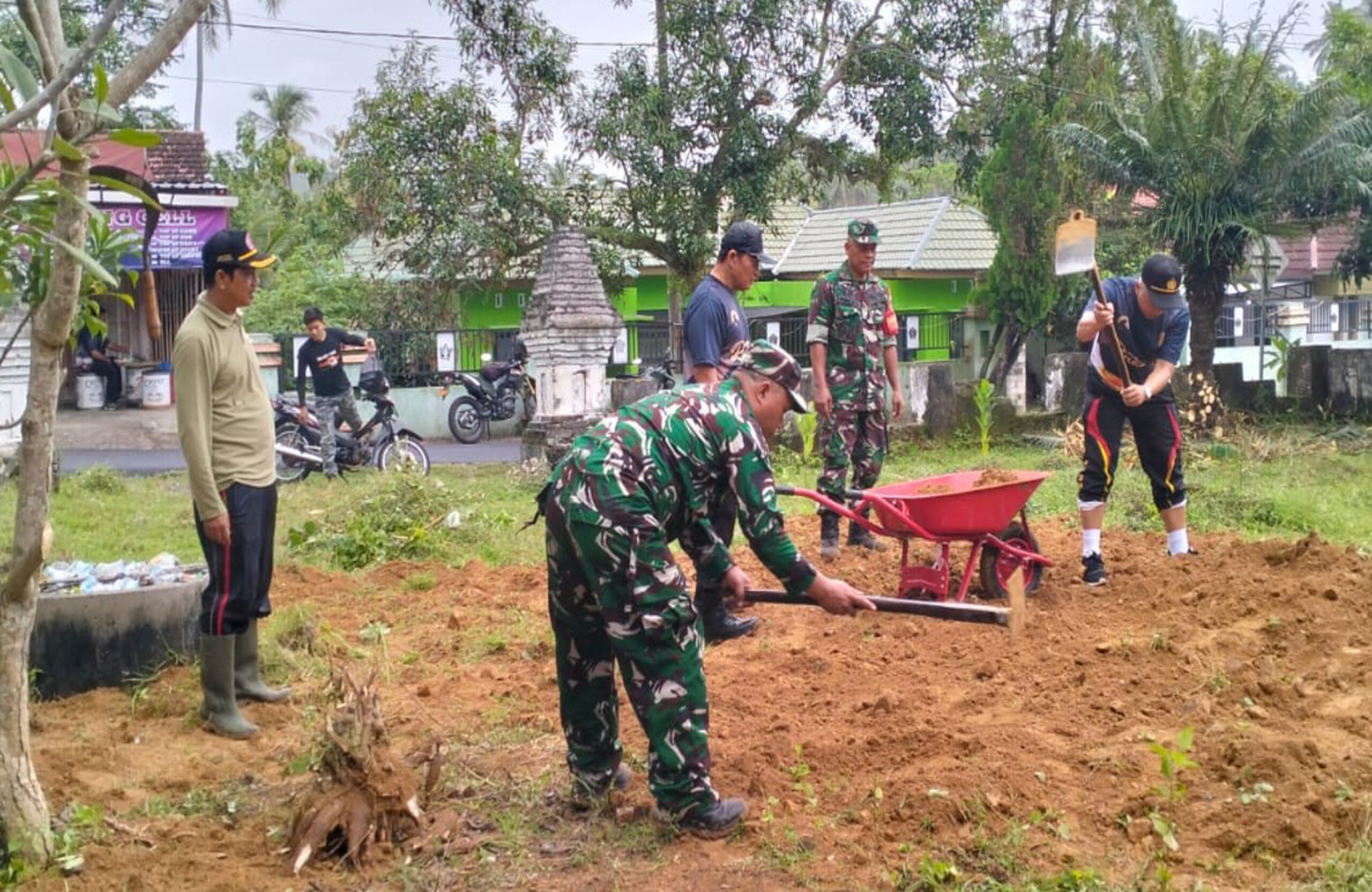 Muspika Bakung Gelar Kerja Bakti Bersih-Bersih Lingkungan Di Sekitar Monumen Trisula