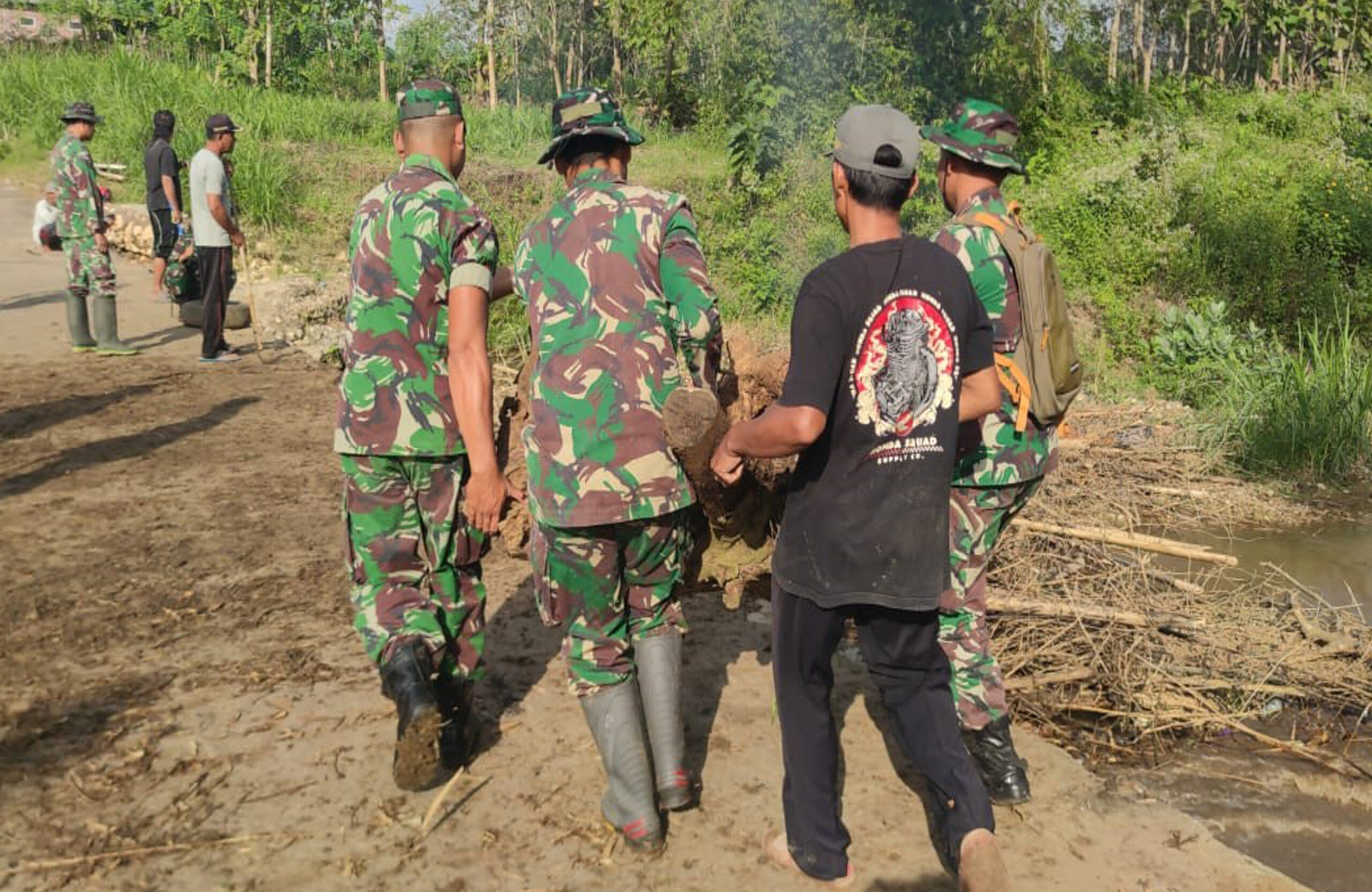 Jumat Bersih, Babinsa Birowo Bersama Warga Kerja Bakti Bersihkan Sungai Complang