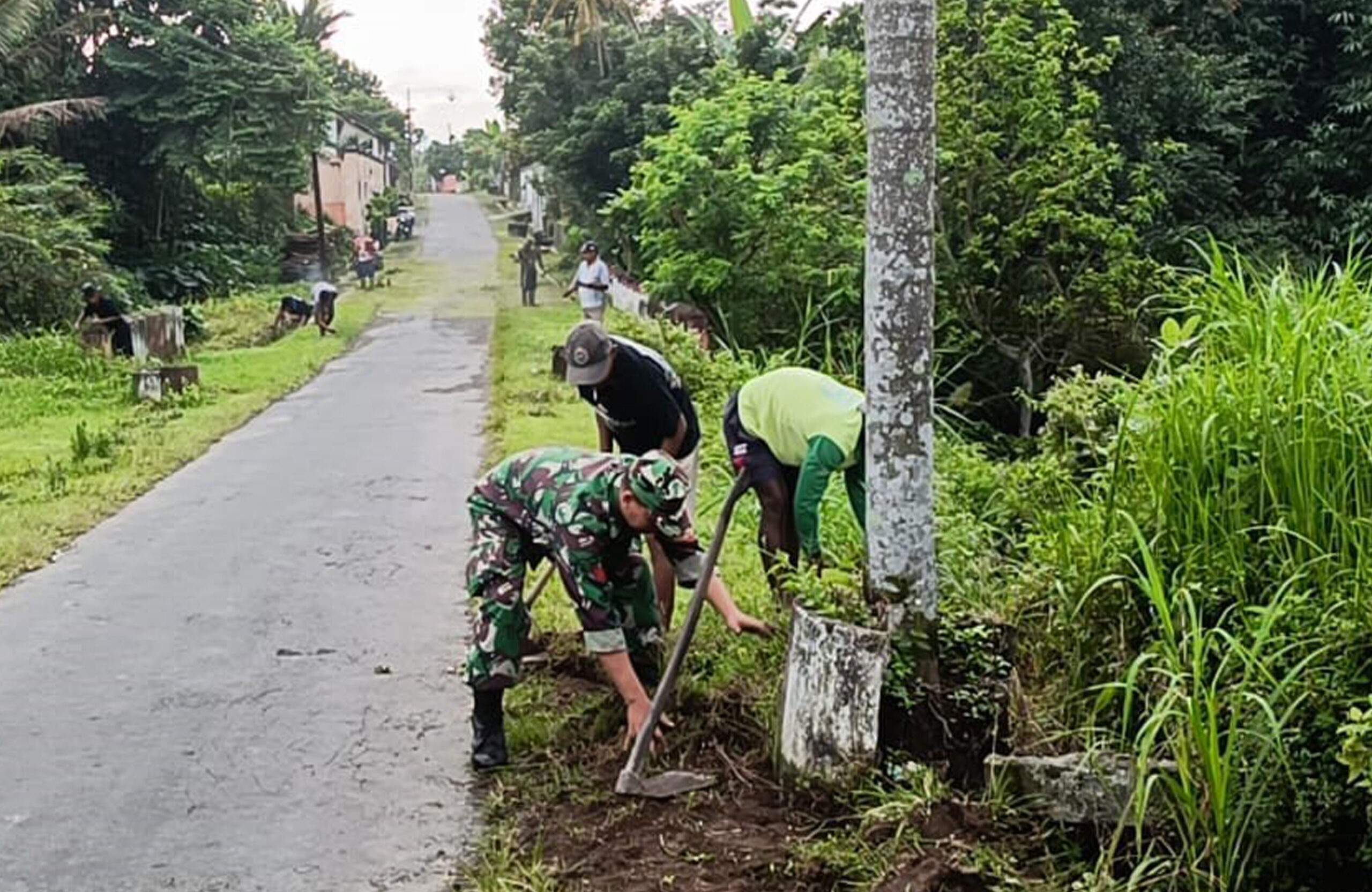 Babinsa Tambakan Bersama Warga Dusun Tekik Gelar Minggu Bersih, Wujudkan Lingkungan Sehat Dan Nyaman