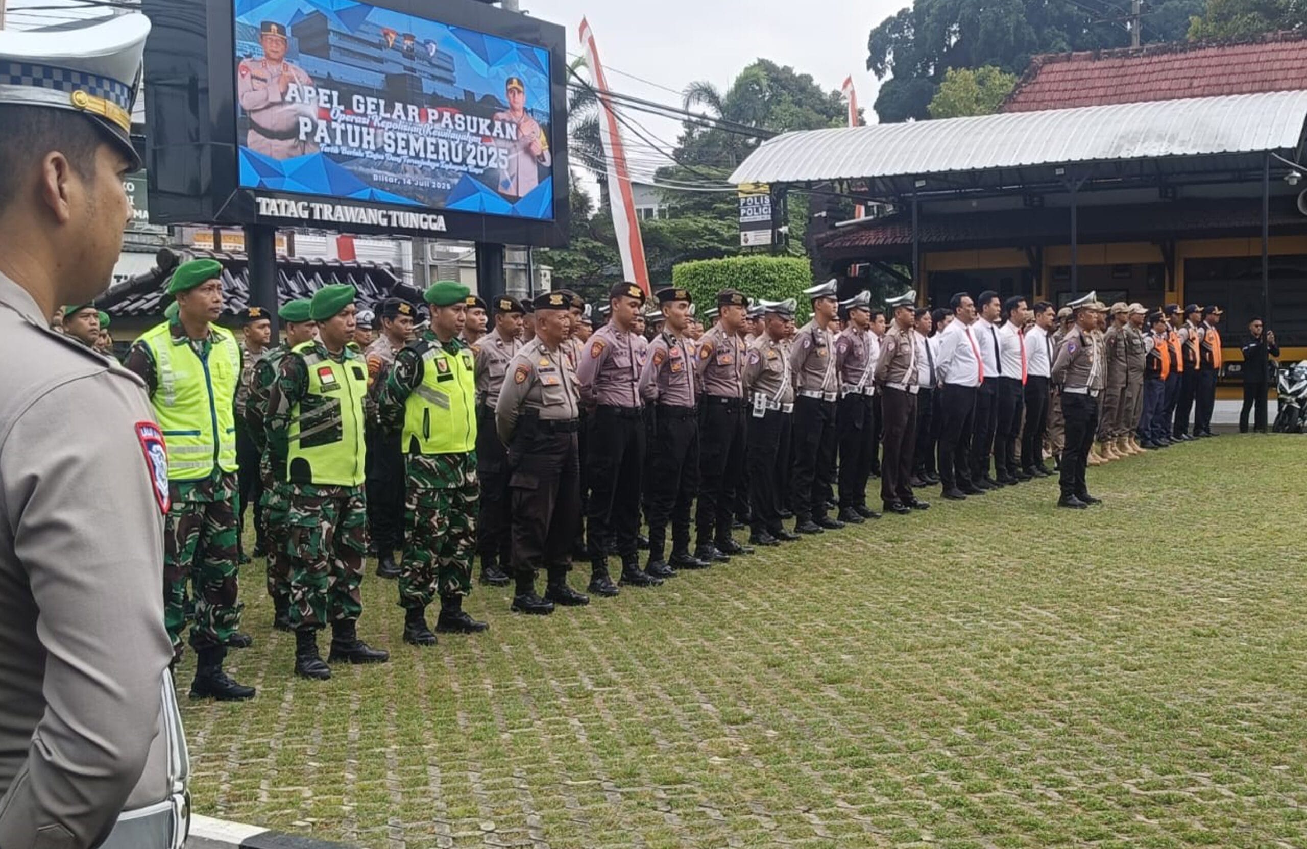 Sinergi TNI-POLRI Dalam Apel Gelar Pasukan Operasi Patuh Semeru 2025 Polres Blitar Kota Sinergi TNI-POLRI Dalam Apel Gelar Pasukan Operasi Patuh Semeru 2025 Polres Blitar Kota