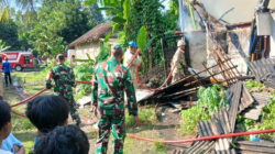 Gerak Cepat Tiga Pilar Kelurahan Garum Bersama Warga Padamkan Kebakaran Rumah di Kebonsari