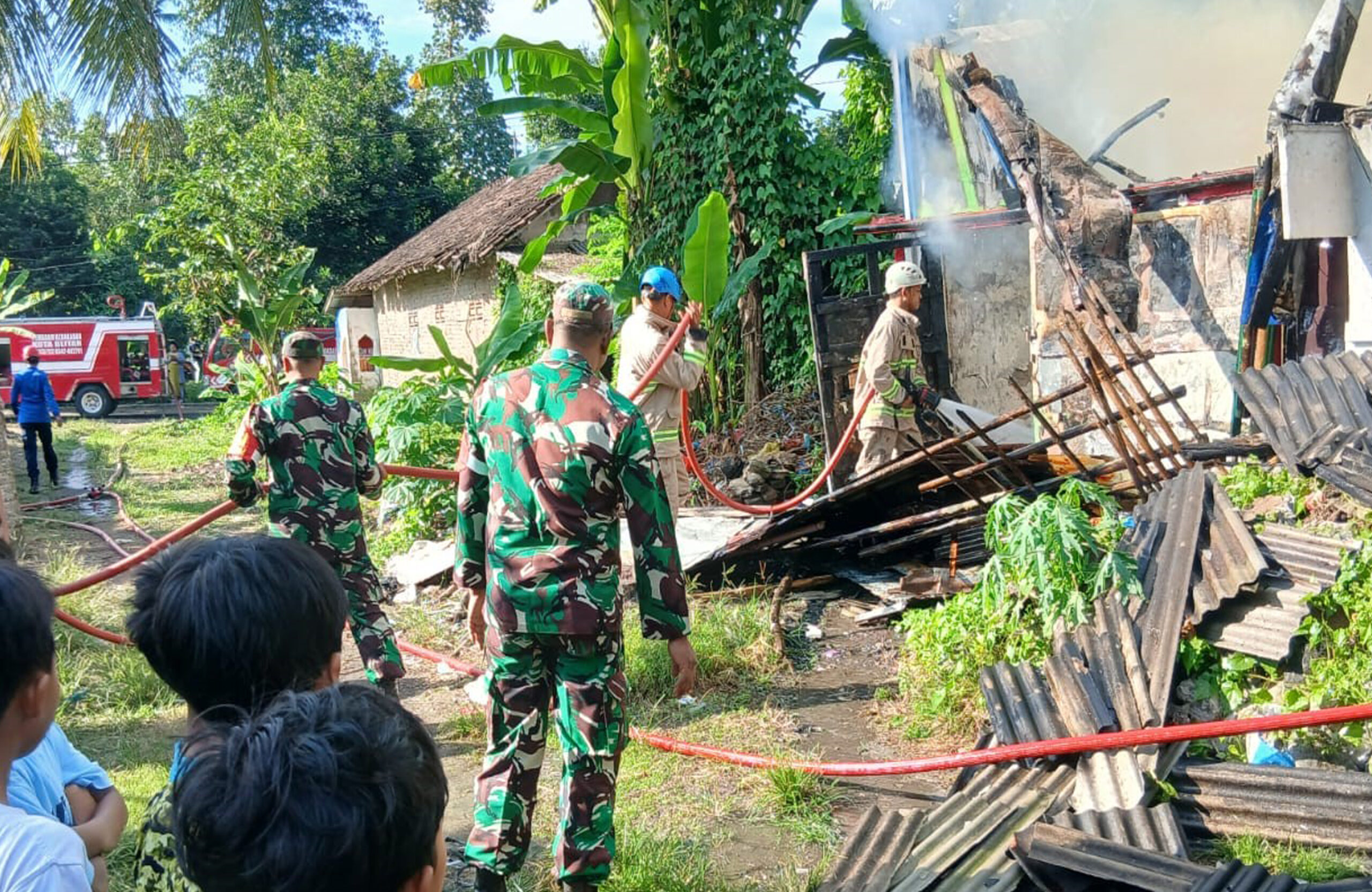 Gerak Cepat Tiga Pilar Kelurahan Garum Bersama Warga Padamkan Kebakaran Rumah di Kebonsari