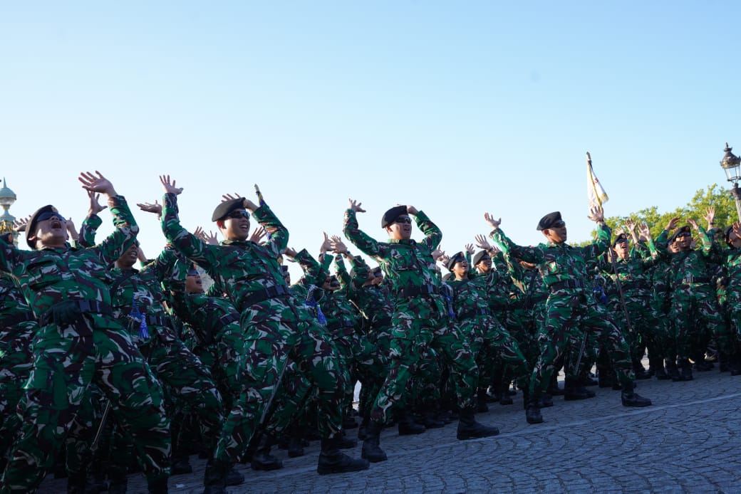 Prajurit TNI dan Lokananta Berlatih di Boulevard Bersejarah Paris
