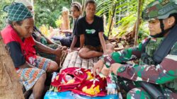 Satgas Yonif 126/KC Pos Umap Salurkan Bantuan untuk Bayi Baru Lahir di Perbatasan Boven Digoel