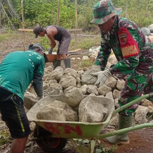 Dekat dengan Warga, Babinsa Turun Langsung Bantu Bangun Pondasi Rumah Warga Binaan